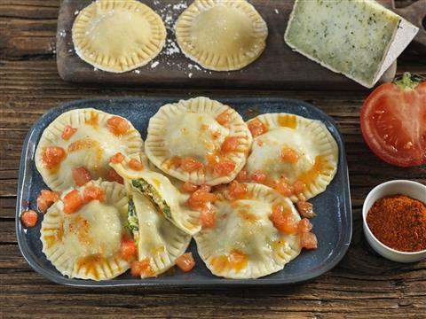 Ravioles aux blettes, raisins secs et Pavé de brebis à l'ail des ours