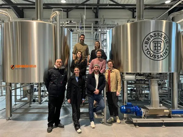 Arrivée de la bière La Lucienne de la Brasserie locale Toussaint Arrivée de la bière La Lucienne de la Brasserie locale Toussaint