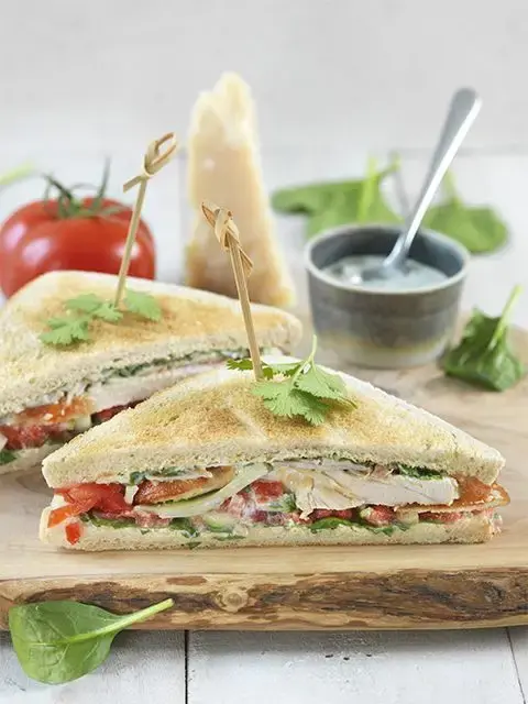 Club sandwich poulet et sa sauce yaourt-coriandre